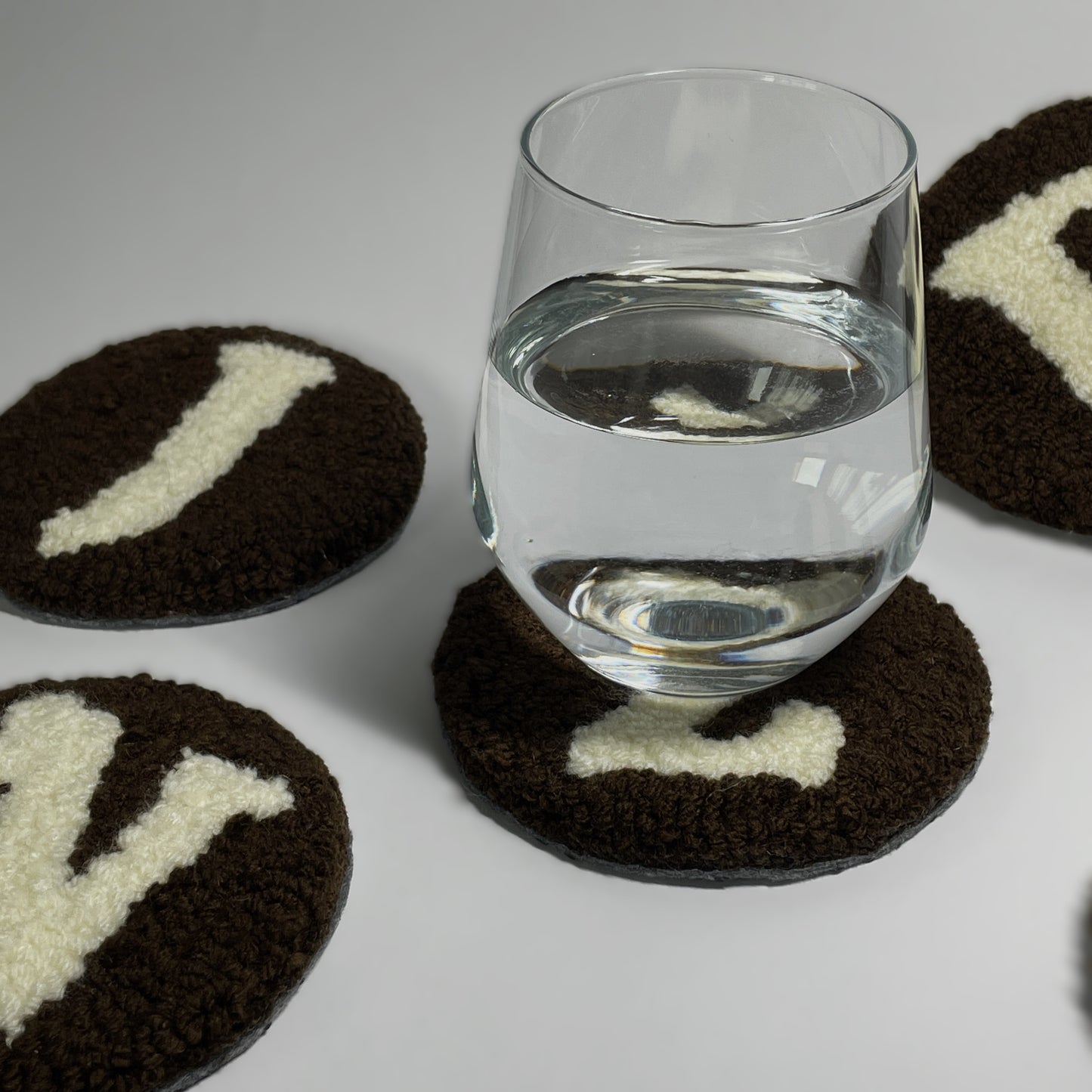 Padėkliukas su inicialu