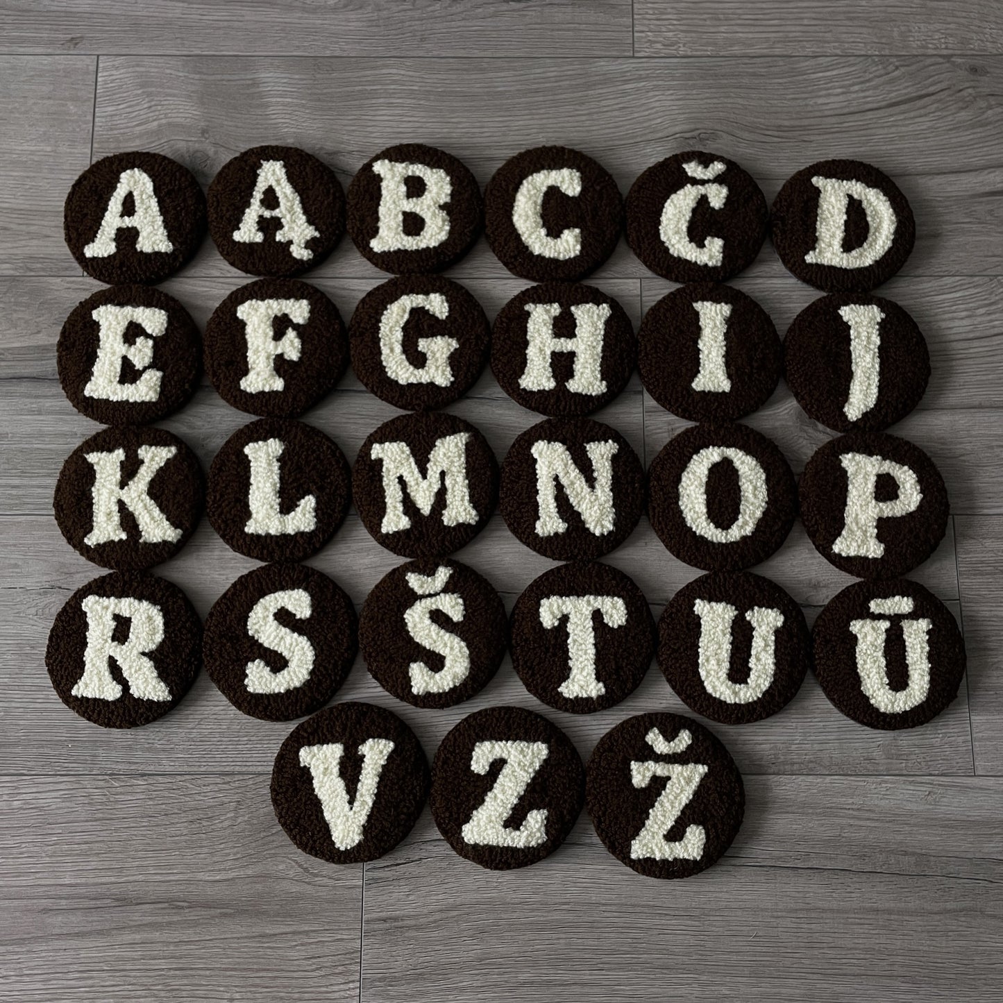 Padėkliukas su inicialu